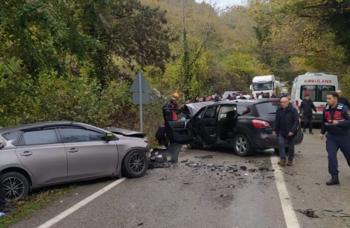 Bartın ilinde meydana gelen trafik kazasında, iki otomobil çarpıştı. Kazada maalesef bir kişi hayatını kaybederken, beş kişi de yaralandı.