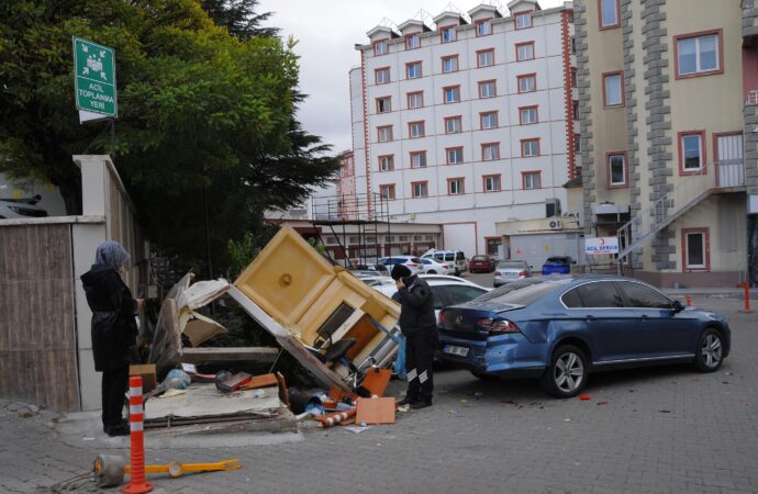 Bir otomobil, güvenlik kulübesine çarparak 3 araca zarar verdi ve sürücü yaralandı.