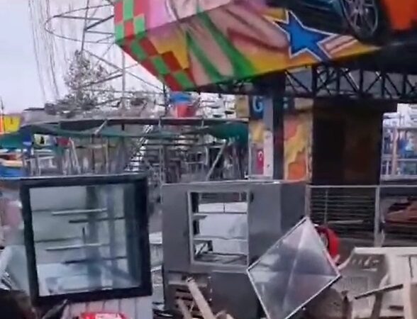 Yalova’da meydana gelen şiddetli sağanak ve fırtına sonucunda deniz taştı ve tekneler parçalandı.