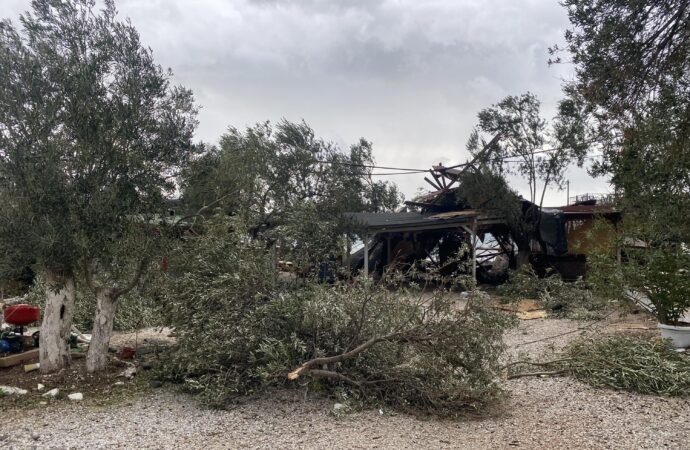 Çanakkale’de lodos etkisiyle elektrik direkleri devrildi ve çatılar uçtu.