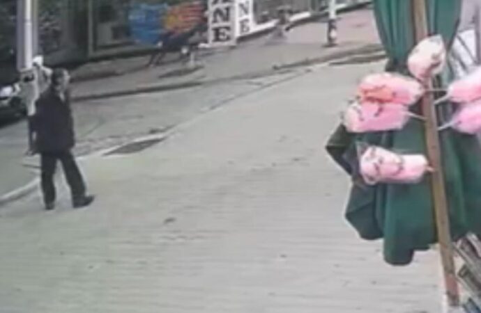 Köpeğin kaçması sırasında düşen çocuk, otomobilin altında kalmaktan son anda kurtuldu.