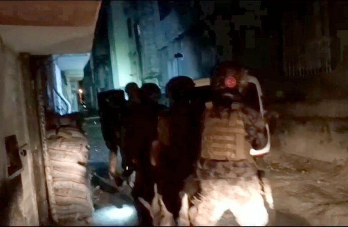 İçişleri Bakanlığı, PKK/KCK üyelerine yönelik operasyonlar kapsamında 18 ilde gerçekleştirilen operasyonlarda toplamda 98 şüphelinin yakalandığını duyurdu.