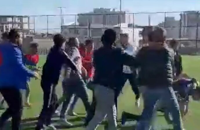Liseliler arasında futbol turnuvası sırasında çıkan kavga, olay anının kameraya yansımasıyla birlikte ortaya çıktı.
