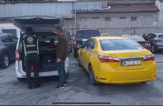 Bakırköy ilçesinde turistleri taşımak amacıyla Türk yolcuları indiren bir taksici, polis tarafından yakalandı.