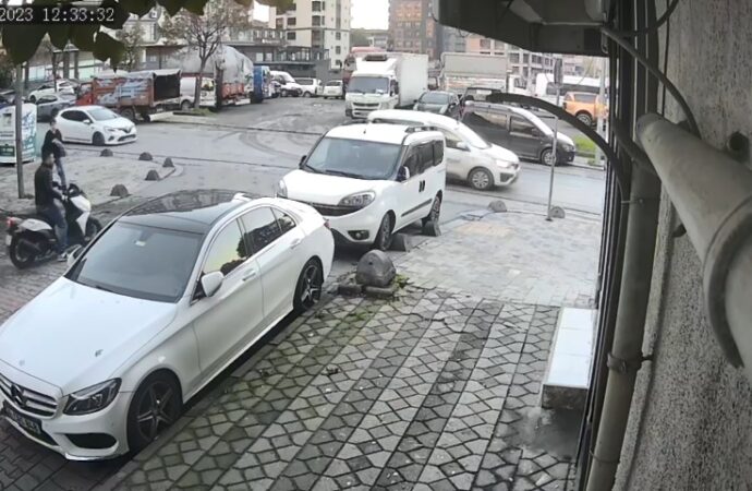 Sultangazi ilçesinde meydana gelen olayda, bir hafif ticari araca çarpan bir motosikletli kameraya yansıdı.