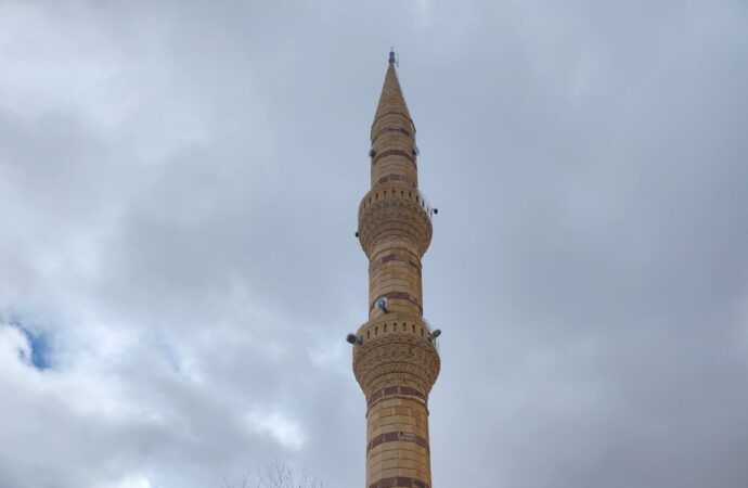 Fırtınanın neden olduğu ciddi hasarlar sonucunda cami, ibadete kapatılmak zorunda kaldı.