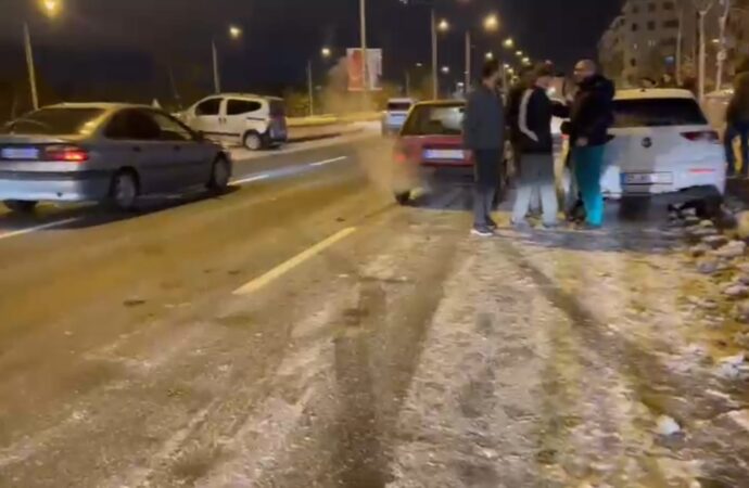 Erzurum’da buz pistine dönen yolda meydana gelen zincirleme kaza, büyük bir trafik felaketine neden oldu.