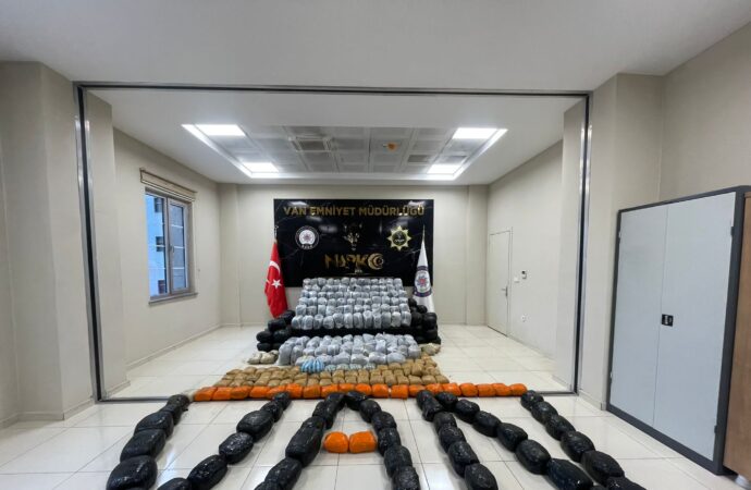 Gazeteci diliyle yeniden yazılmış metin:
Bir operasyon sonucunda, çuvallar içerisinde 1 ton 150 kilogram toz esrar ele geçirildi.