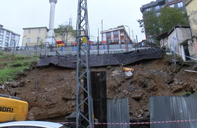 Eyüpsultan ilçesinde bulunan bir çocuk parkında toprak kayması meydana geldi.