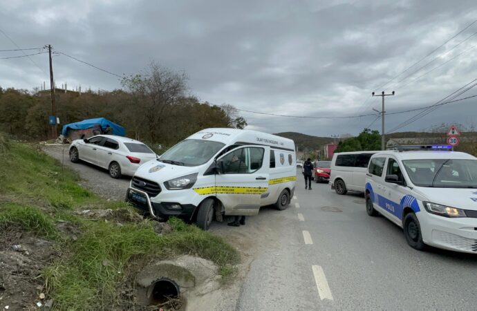 Arnavutköy ilçesinde, üzerinde kurşun izleri bulunan bir araç inceleniyor. Yetkililer, bu olayın Esenler saldırısıyla bağlantılı olabileceği şüphesiyle araca detaylı bir inceleme yapıyor.