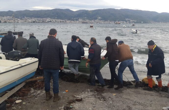 Körfez’de meydana gelen fırtına, teknelerin batmasına neden oldu.
