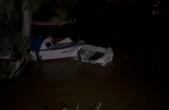 Edremit ilçesinde bulunan Kızılkeçeli ve İkizçay dereleri aşırı yağışlar nedeniyle taştı.