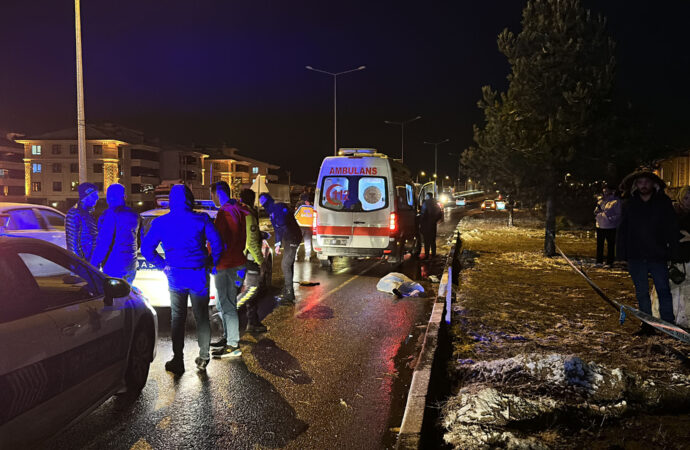 Yolun karşısına geçmeye çalışan bir çift, otomobilin çarpması sonucu acı bir kaza yaşadı. Maalesef, kazada bir kişi hayatını kaybederken, diğer kişi ise yaralandı.