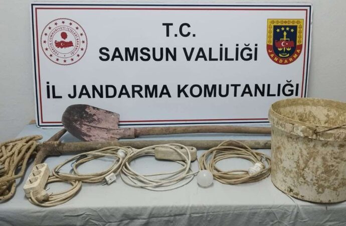 Bir baba-oğul, define kazısı yaptıkları bir binada suçüstü yakalandı.