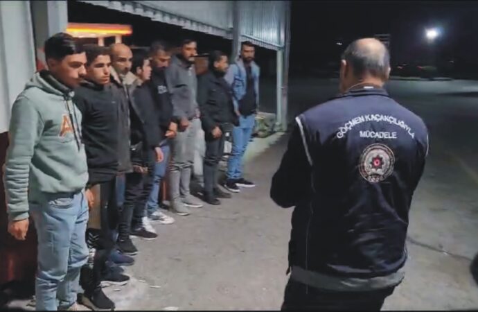 Osmaniye’de gerçekleşen operasyonda, hafif ticari araçta 6 kaçak göçmen yakalandı.