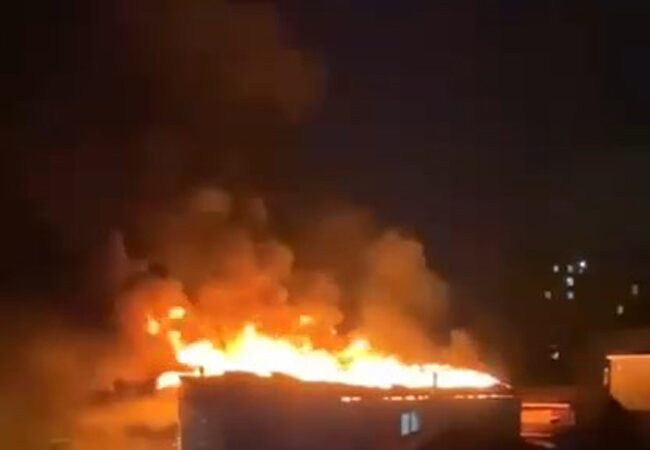 Ateşehir’de bulunan bir 2 katlı bina, çatısı alevler içinde kaldı.