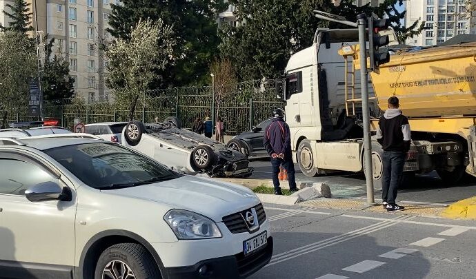 Küçükçekmece ilçesinde meydana gelen olayda, bir otomobil çarpışmanın etkisiyle takla attı.