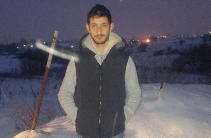 Bir tartışma sonucunda eşini öldüren bir kişi, aynı zamanda oğlunu da ciddi şekilde yaraladı.