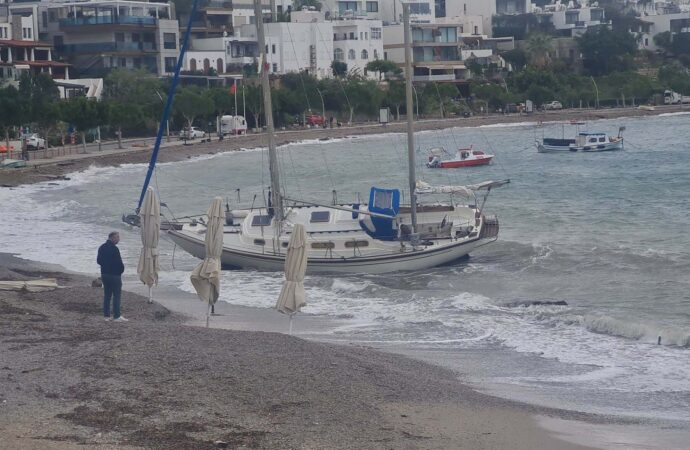 Bodrum’da şiddetli rüzgar, balıkçı teknelerine zarar verdi ve yelkenliler karaya oturdu.