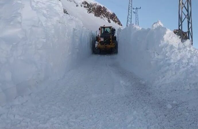 Yüksekova’da bulunan 7 kilometrelik yol, yoğun kar yağışı sonucu oluşan 4 metrelik kar tabakasından başarıyla temizlendi.
