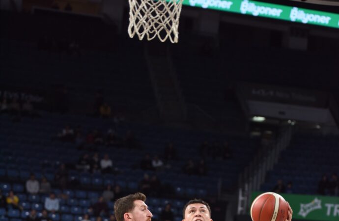 Anadolu Efes, Manisa Büyükşehir Belediyespor’u 99-79 mağlup etti.