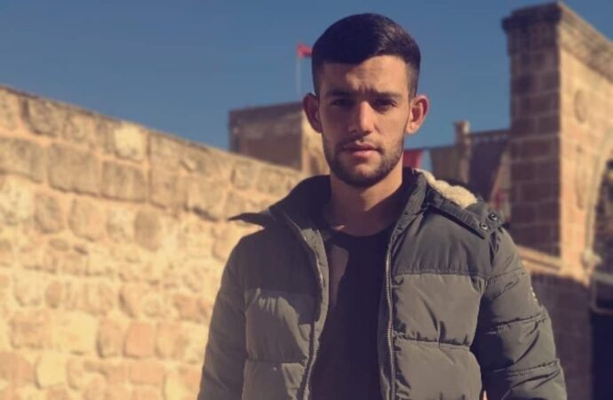 Motosiklet kazası sonucunda yaralanan Özgür, 18 günlük bir yaşam mücadelesinin ardından hayatını kaybetti.