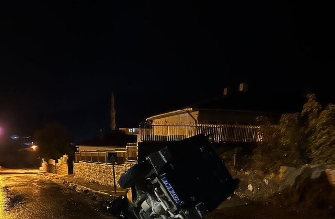 Zırhlı araç devrildi ve ciddi hasar aldı.