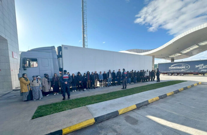 TIR dorsesinde 36 kaçak göçmenin yakalandığı bildirildi.