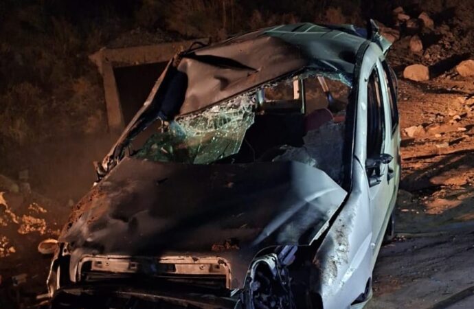 Hafif ticari bir araç, şarampole devrildiği sonucunda 1 kişinin hayatını kaybetmesine ve 3 kişinin yaralanmasına sebep oldu.