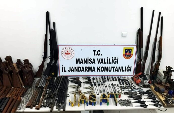 Evi, bir silah atölyesine dönüştürmüş.