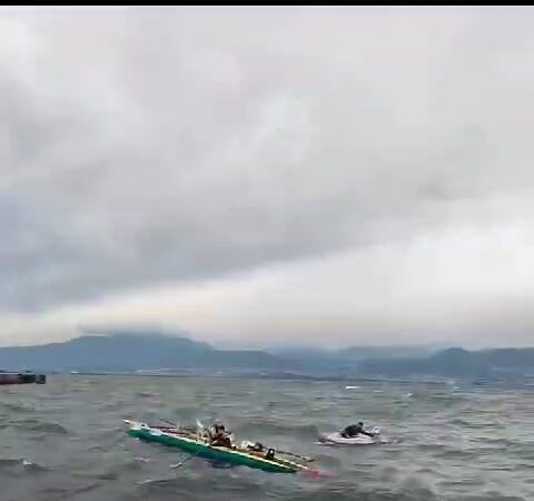 Rüzgarın etkisiyle bir kano alabora oldu ve sporcular, can simidi kullanarak kurtarıldı.