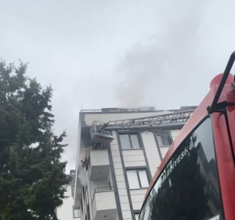 Beylikdüzü’nde bulunan bir 5 katlı binanın giriş katında yangın çıktığı bildirildi.