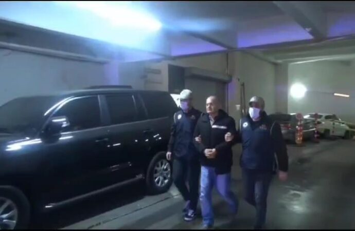 Özel kalem müdürü, FETÖ üyeliği suçlamasıyla aranan bir kişi olarak yakalandı.