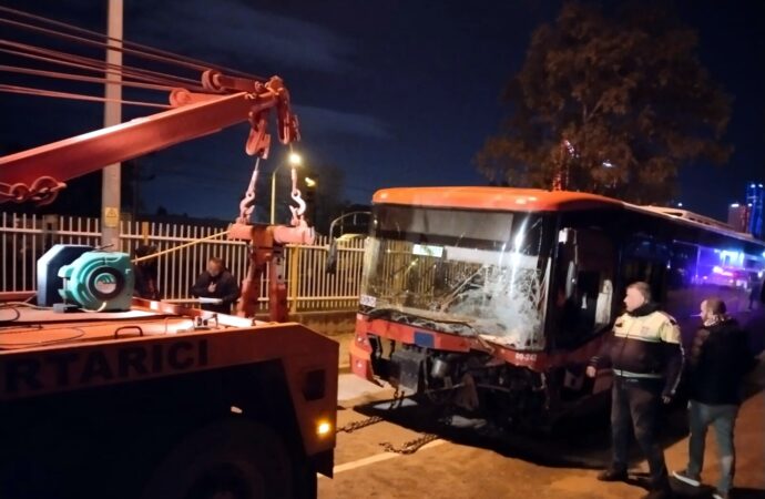 Belediye otobüsü ile bir otomobil arasında meydana gelen kafa kafaya çarpışma sonucunda 1 kişi hayatını kaybetti, 2 kişi ise yaralandı.