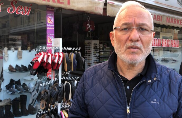 İskenderun’da, son günlerde yaşanan şiddetli yağışlar sonucunda cadde ve sokaklarda su birikintileri oluşmaya başladı. Ancak, şu anda su seviyesinde azalma gözlemlenmektedir. (2)