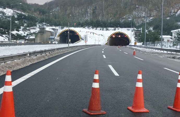 İstanbul istikametindeki Bolu Dağı Tüneli, ulaşıma kapatıldı.