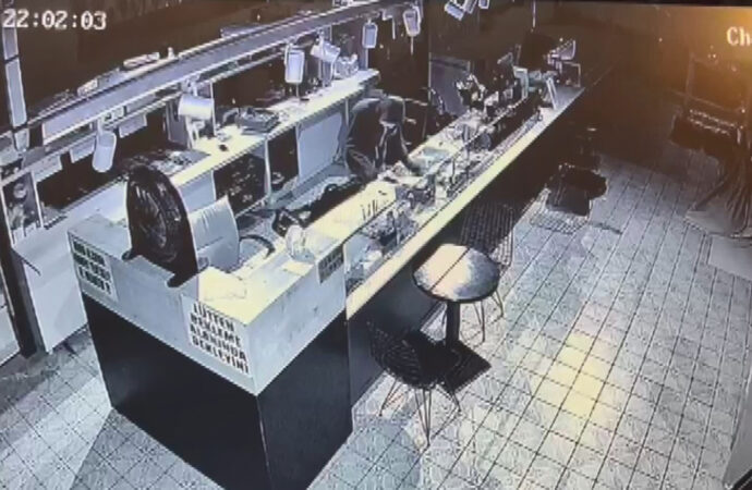 Esenyurt ilçesinde, maskeli bir hırsızın müşterilerin cep telefonlarını çaldığı anlar güvenlik kamerasına yansıdı.