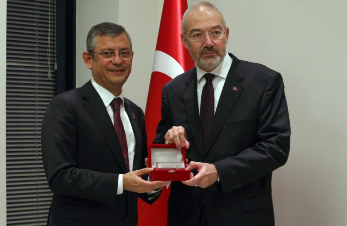 CHP Genel Başkanı Kemal Kılıçdaroğlu’nun Bosna-Hersek ziyaretleri hakkında aşağıdaki metni gazeteci diliyle yeniden yazabilirim:
CHP Genel Başkanı Kemal Kılıçdaroğlu’nun Bosna-Hersek’e yönelik temasları, ülkenin siyasi ve diplomatik ilişkilerinde önemli bir adım olarak değerlendiriliyor. Kılıçdaroğlu’nun Bosna-Hersek ziyareti, bölgedeki barış ve istikrarın sağlanması konusunda Türkiye’nin desteğini gösteren bir mesaj niteliği taşıyor. CHP lideri, Bosna-Hersek yetkilileriyle gerçekleştirdiği görüşmelerde, ikili ilişkilerin güçlendirilmesi ve ortak projelerin hayata geçirilmesi konularını ele aldı. Ayrıca, Türkiye ile Bosna-Hersek arasındaki ekonomik işbirliğinin artırılması ve kültürel bağların güçlendirilmesine yönelik adımların atılması gerektiğini vurguladı. Kılıçdaroğlu’nun bu ziyareti, CHP’nin dış politika alanındaki aktif rolünü gösteren bir örnek olarak da değerlendirilebilir.