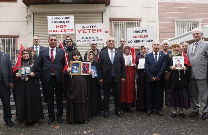 Demokratik Sol Parti (DSP) Genel Başkanı Aksakal, evlat nöbetindeki aileleri ziyaret etti.