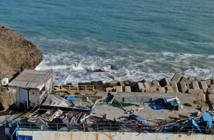Rumeli Feneri’nde dalgaların tahrip ettiği balıkçı barınakları, hava aracıyla çekilen görüntülerle belgelendi.