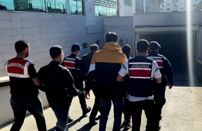 Mersin’de gerçekleştirilen PKK/KCK operasyonunda 4 kişi tutuklandı.