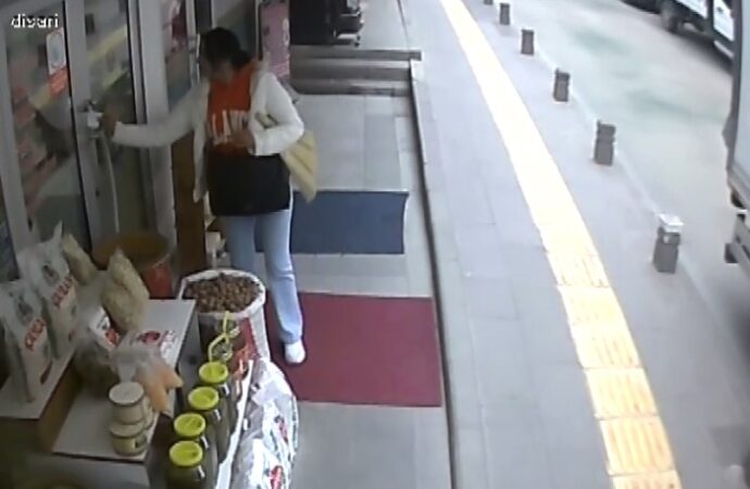 Bir süpürge satın almak için kapalı dükkanın önünden geçerken, parasını göndermek için bir not bıraktı.