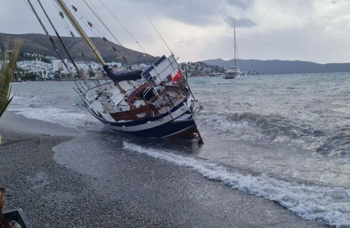 Bodrum’da kaçak göçmenler tarafından terk edilen bir yelkenli tekne karaya oturdu.