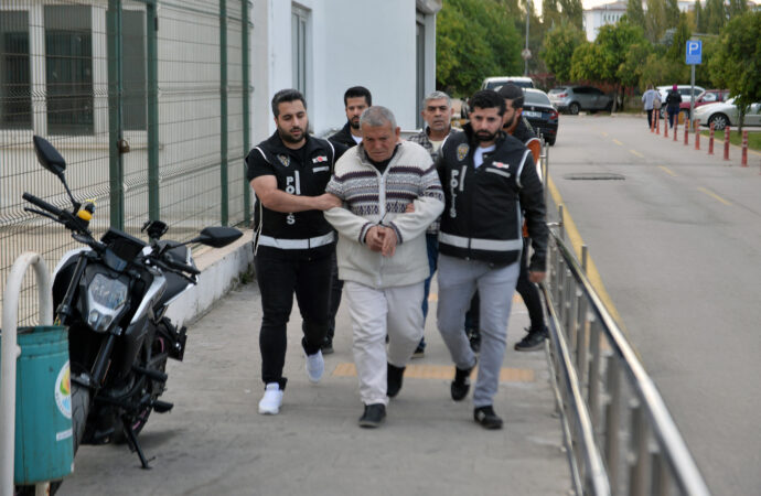 Bir grup insan, aylık yüzde 30 faizle borç verdiği kişilere karşı sert önlemler almış. Borçlarını ödemeyenlerin maaşlarına haciz koydurulmuş.