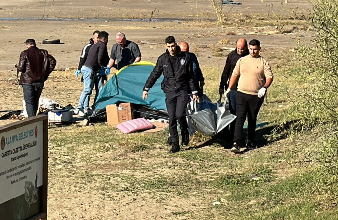 Sahil kenarındaki çadırın yanında bir erkek cesedi bulundu.