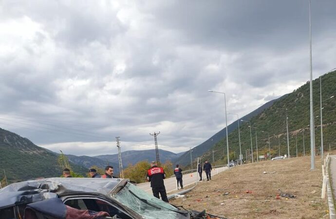 Bir otomobil, aydınlatma direğine çarptı ve sonucunda 1 kişi ağır, 3 kişi ise yaralandı.