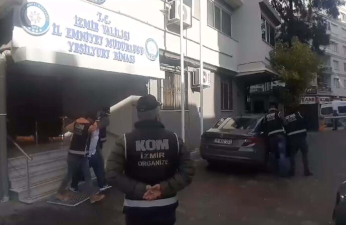 İzmir’de gerçekleştirilen operasyon sonucunda silah kaçakçılığıyla ilgili olarak 2 kişi gözaltına alındı.