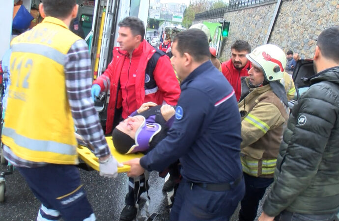 Kartal ilçesinde bir otomobil, kırmızı ışıkta bekleyen araçlara çarptı ve sonucunda 3 kişi yaralandı.