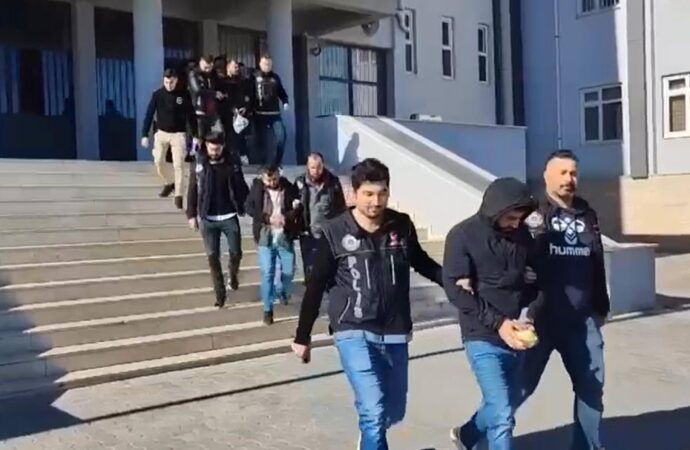 Otomobilde metamfetamin bulunduğu gerekçesiyle ‘Tina’ adlı şahısla yapılan aramada 4 kişi gözaltına alındı.