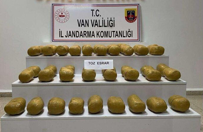 Van’da gerçekleştirilen arazi arama-tarama operasyonunda, toplamda 51 kilogram esrar maddesi ele geçirildi.